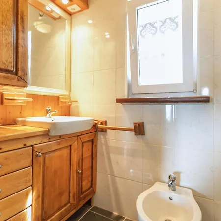 2 Bedroom Gorgeous In Apartamento