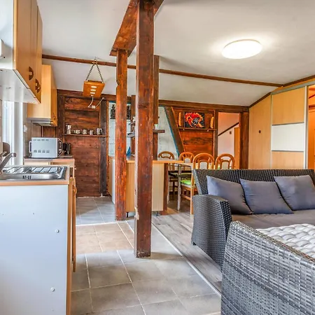 2 Bedroom Gorgeous In Apartamento